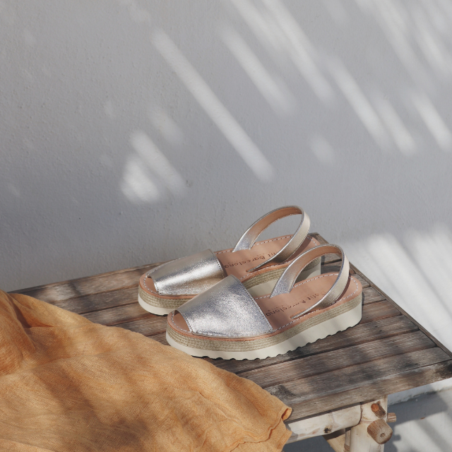 Platform Avarcas | Metallic Champagne - PetitBarcelona